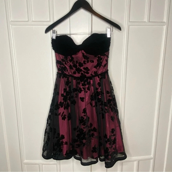 Vintage Betsy’s Johnson strapless dress in  burgundy with black floral overlay - Picture 5 of 15
